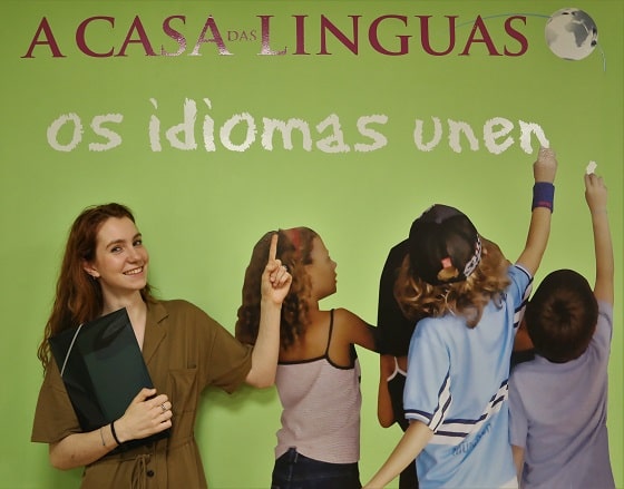 Alumna señalando el slogan de A Casa das Linguas